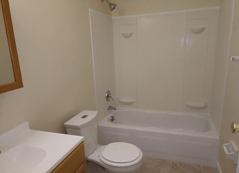 Building Photo - 80 Claudia Dr