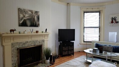 Building Photo - 924 Beacon St