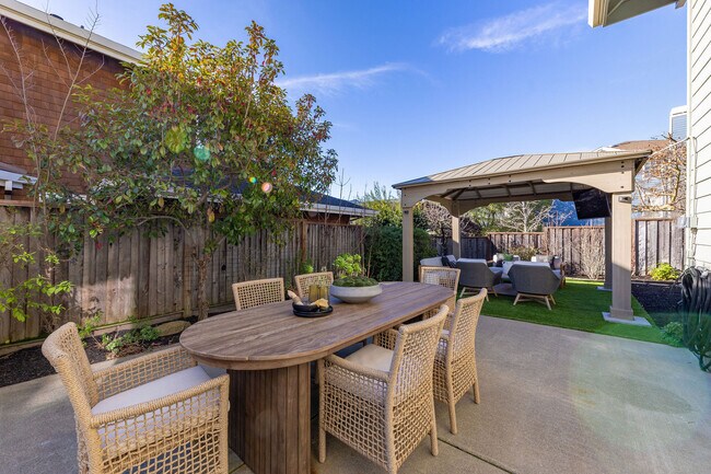 Building Photo - 15 Aaron Dr