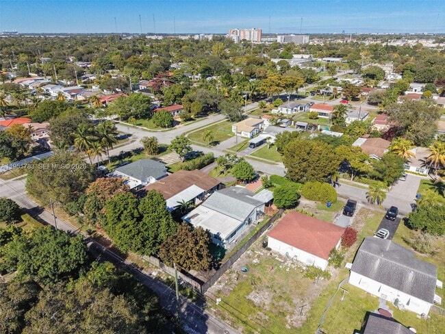 Building Photo - 1624 NE 175th St