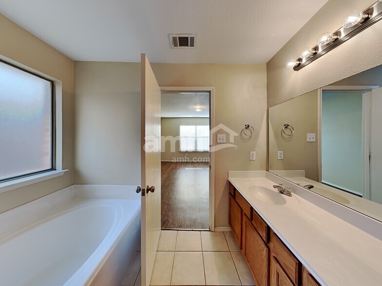 Building Photo - 7232 Lindentree Ln