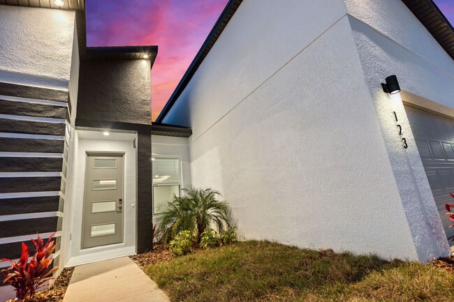 Building Photo - 123 Tulip Ln