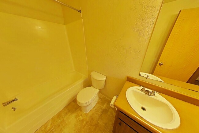 Building Photo - 2 Bedroom Townhouse ~ Close to Downtown
