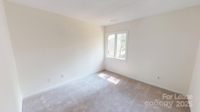 Building Photo - 4025 Woodfox Dr