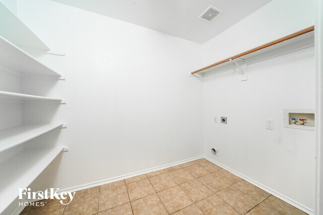 Building Photo - 11921 Hickory Cir