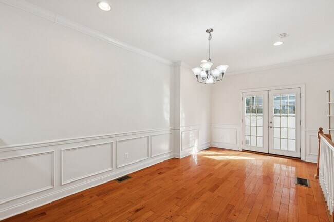 Building Photo - Beautiful 3 bedroom house with Private bac...
