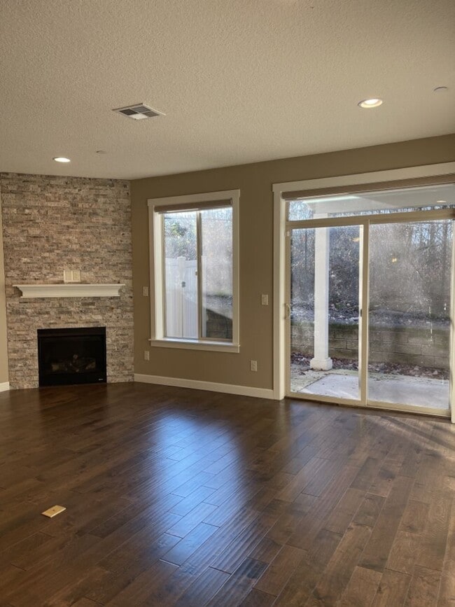 Building Photo - Beautiful Townhome in Camas!