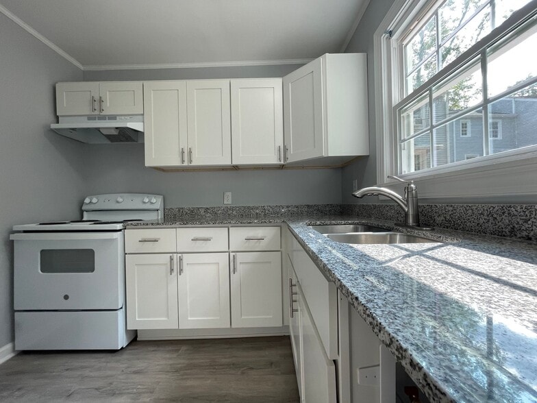 Primary Photo - Dolphin Apartments