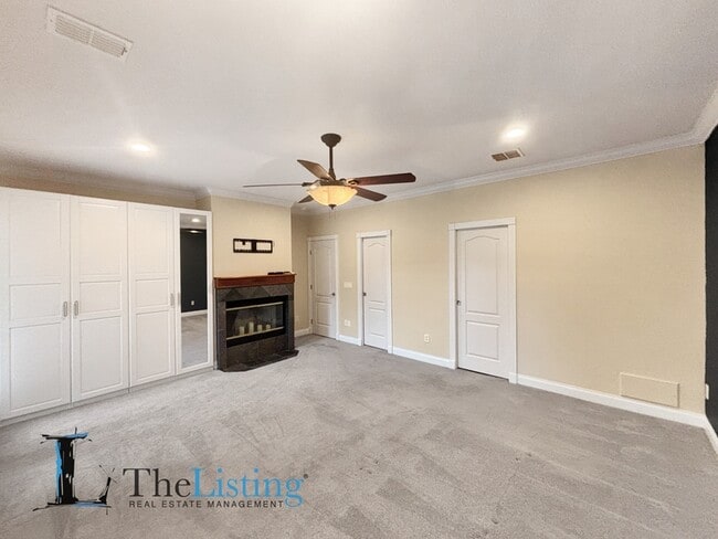 Building Photo - 827 Meridale Ave