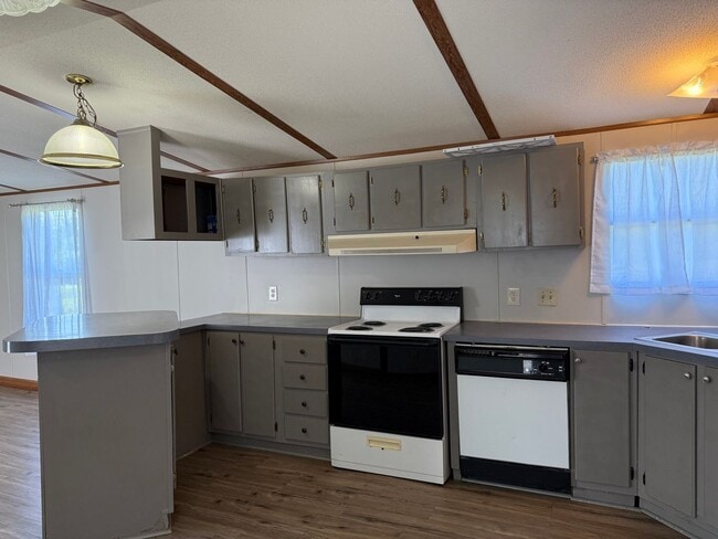 Building Photo - Move-In Ready 3 Bed, 2 Bath Home in Newton...