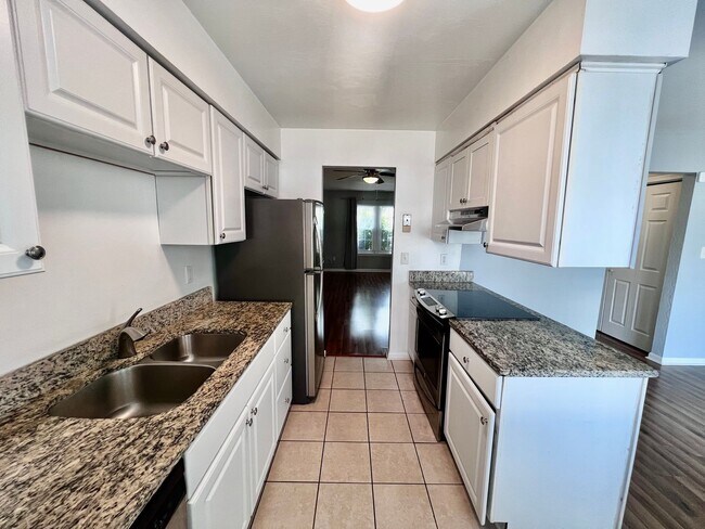 Building Photo - Charming Townhome in the Heart of Virginia Beach