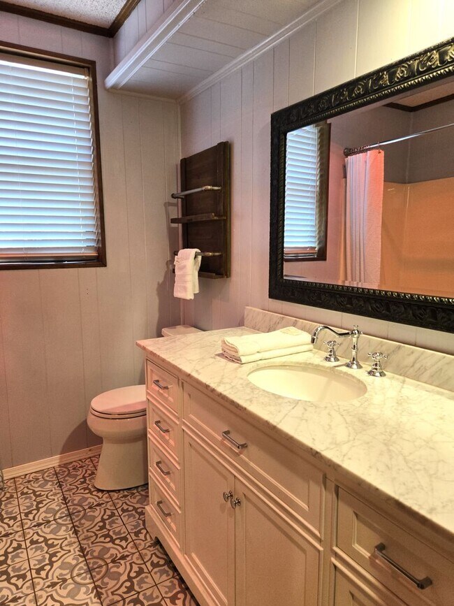 Building Photo - Large Three Bedroom Home Close To Midtown ...
