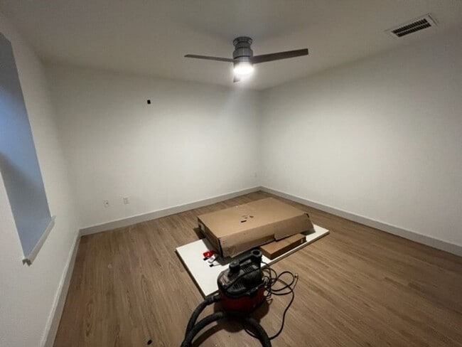 Building Photo - BRAND NEW town home in the center of it all
