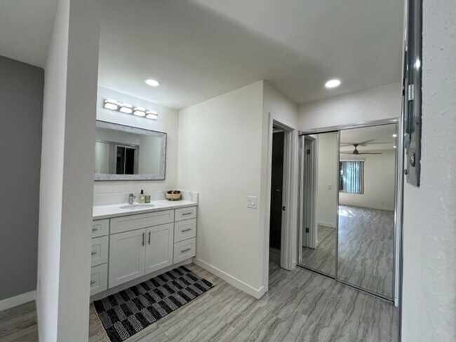 Building Photo - Downstairs 1 Bedroom Unit in Orange