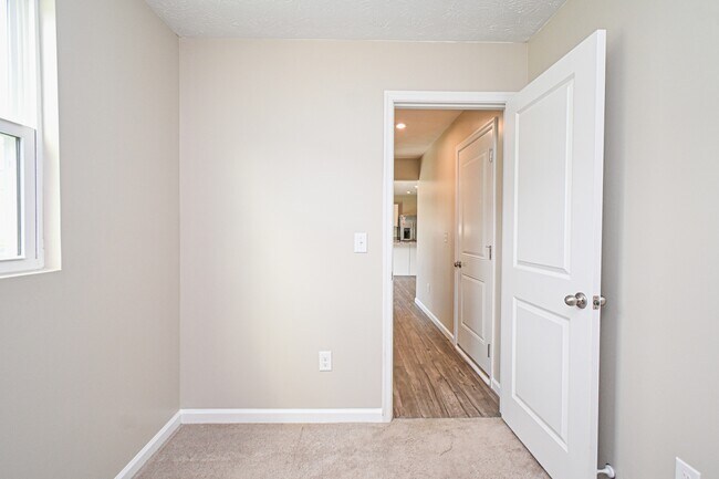 Building Photo - 5697 Julia Kate Dr