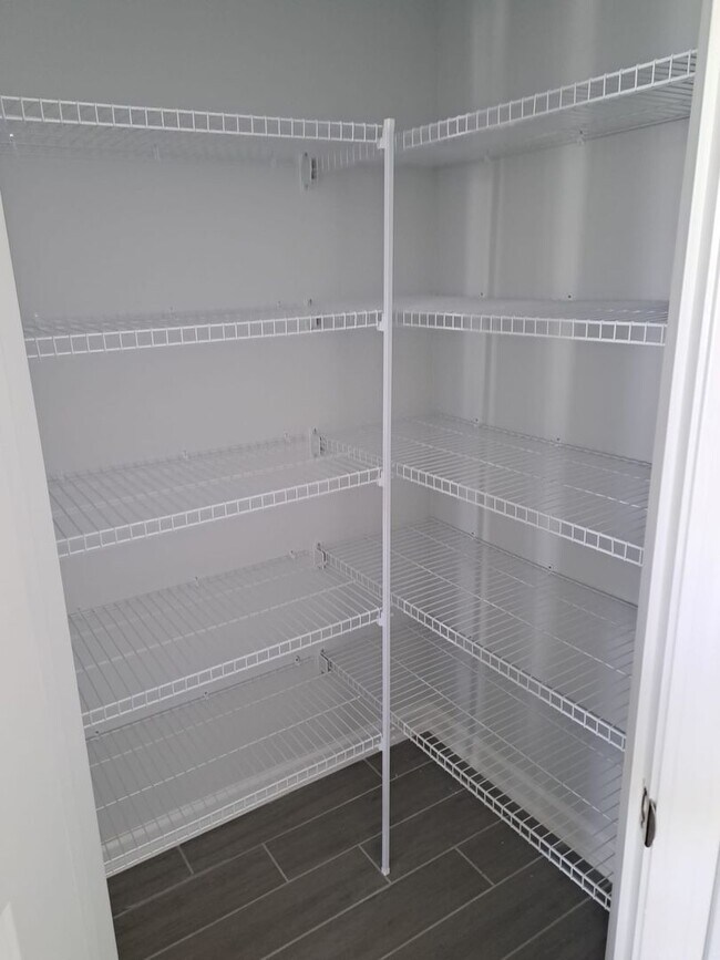 Building Photo - 318 Brandon Lks Dr