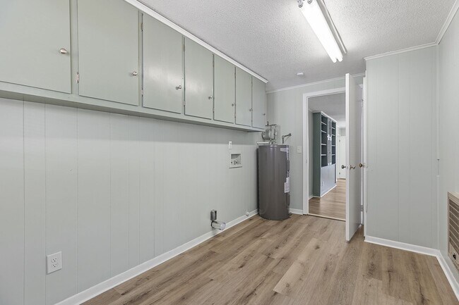 Building Photo - For Rent - Adorable 4BR 2BA house - East R...