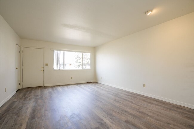 Building Photo - Newly Updated 3 Bed, 1 Bath Duplex in West...