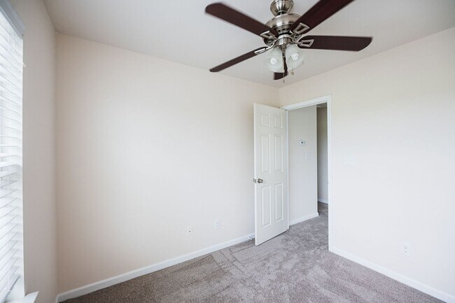 Building Photo - Immaculate beautiful 3-bedroom, 2.5-bath t...
