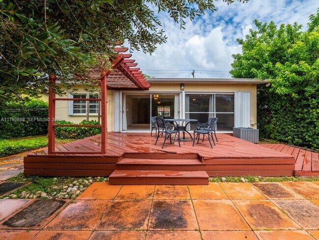 Building Photo - 9441 Byron Ave