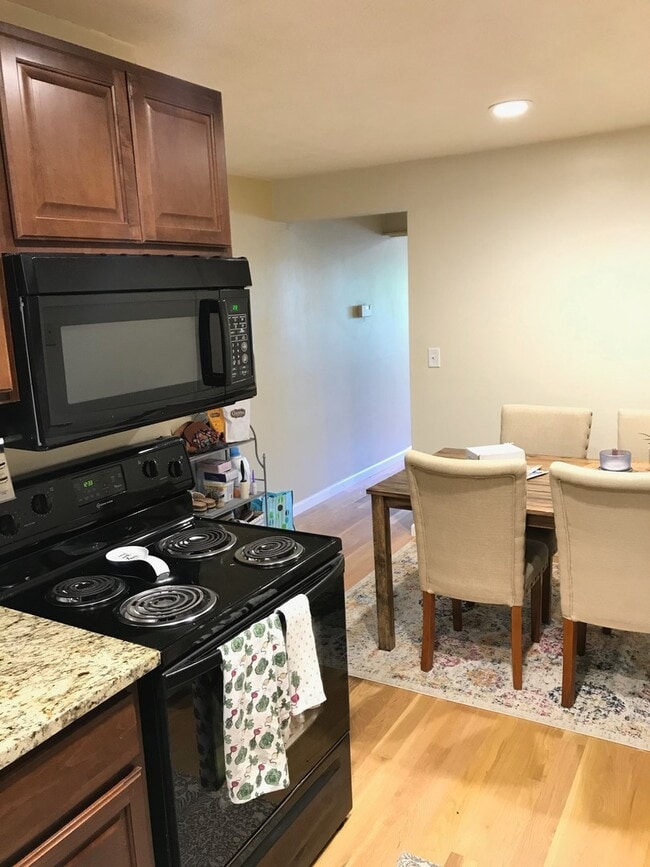 Building Photo - Updated Two Story 2 Bed 1 Bath Condo in Ce...