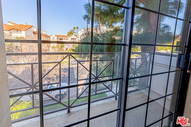 Building Photo - 860 S Lucerne Blvd