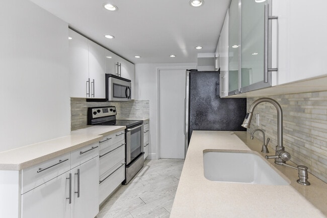 Building Photo - 2860 S Ocean Blvd