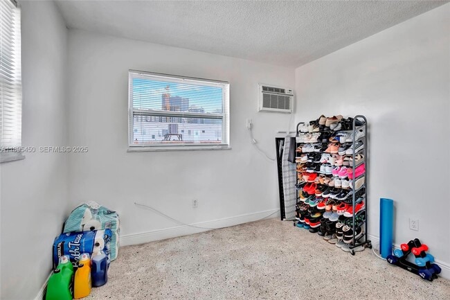 Building Photo - 458 SW 9th St