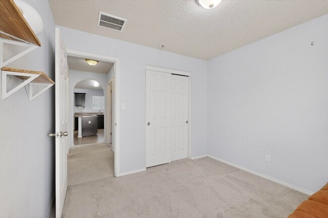 Building Photo - Montano Unser NW 3/4 bedroom 2/bath 2/Car garage