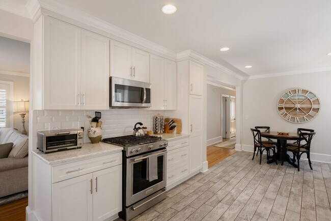 Building Photo - Fully furnished- Beautiful Forest Hills Home