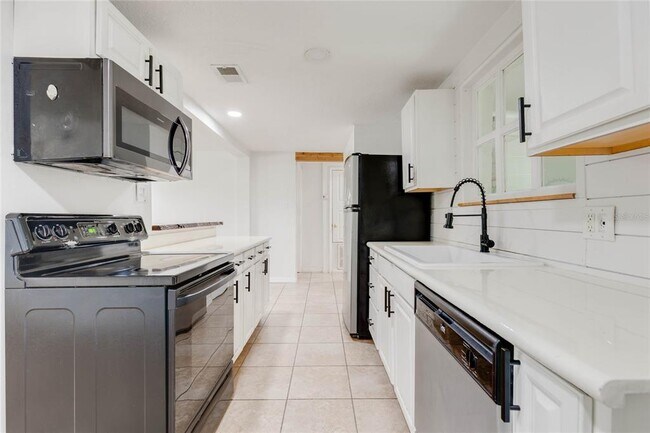 Building Photo - 4181 Chestnut Dr