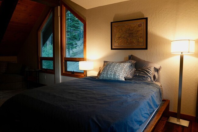 Building Photo - Nice house in Stateline available September 1st!