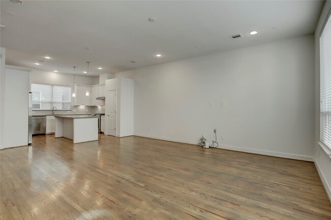 Building Photo - 954 W 18th St