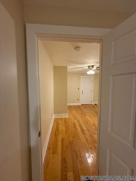 Building Photo - 2 Buckingham St