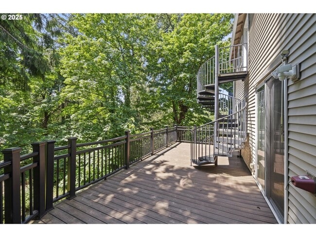 Building Photo - 3 levels, 7 bedrooms , lower level apartme...