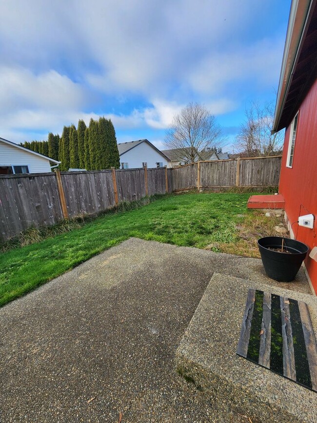 Building Photo - 3 BEDROOM  2.5  BATH IN CHEHALIS