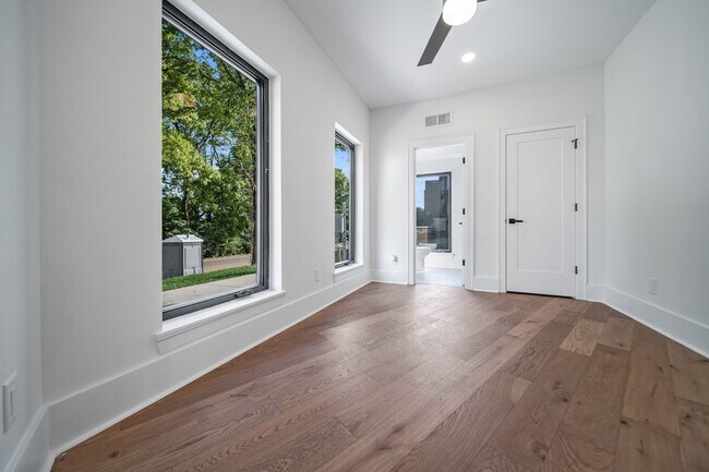 Building Photo - 6011 Hill Cir Dr