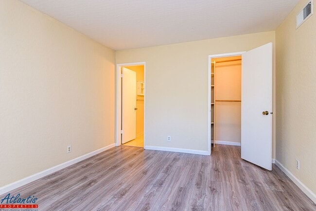 Building Photo - Gorgeous Townhouse | Private Outdoor Space | Central A/C