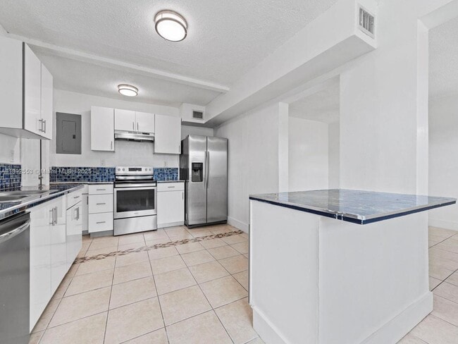 Building Photo - 9100 SW 95th Ave