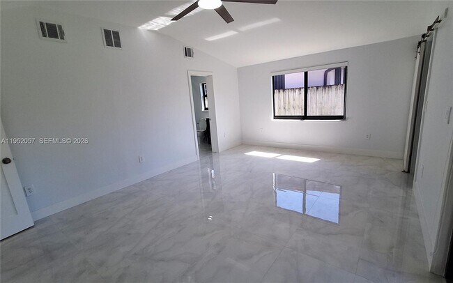 Building Photo - 216 Shadow Way