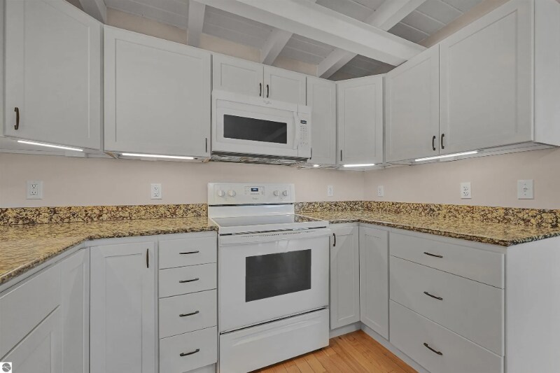Building Photo - 542 Island View Dr
