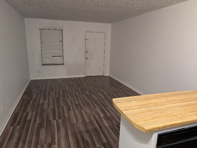 Building Photo - 731 Cave St