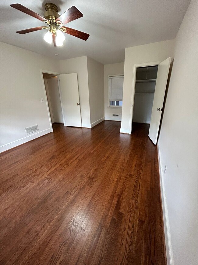 Building Photo - Charming 3/2 House in College Heights- $2,195