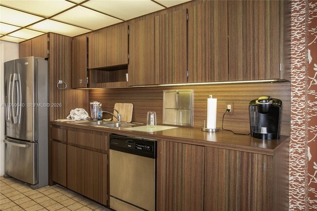 Building Photo - 1800 NE 114th St