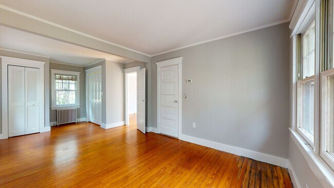 Building Photo - Spacious One Bedroom Cottage in Greenwich