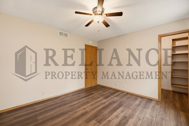 Building Photo - 516 N Lakeside Dr