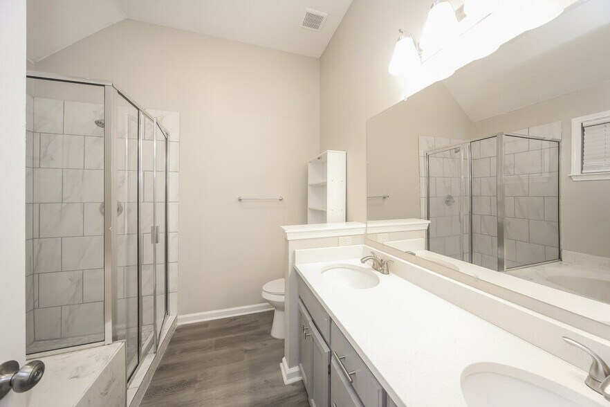 Building Photo - 6164 Kingsview Dr