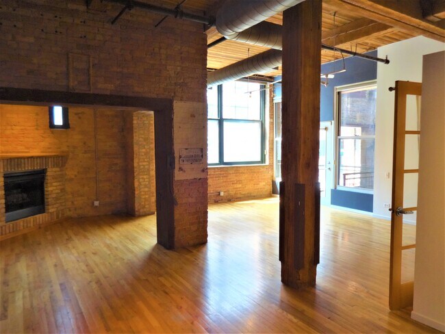 Family Room - 1000 W Washington Blvd
