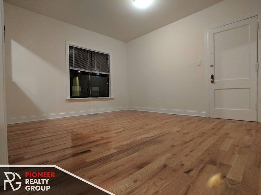 Building Photo - 824 W Waveland
