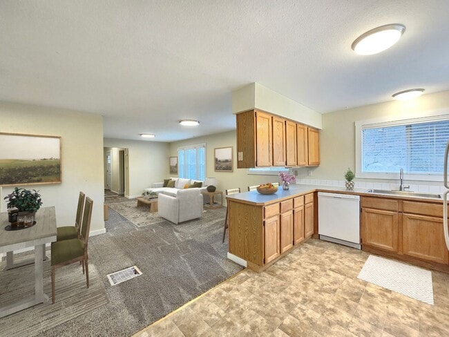 Building Photo - $1,600 - 2 Bed / 1 Bath Spacious House in Latah Valley Neighborhood